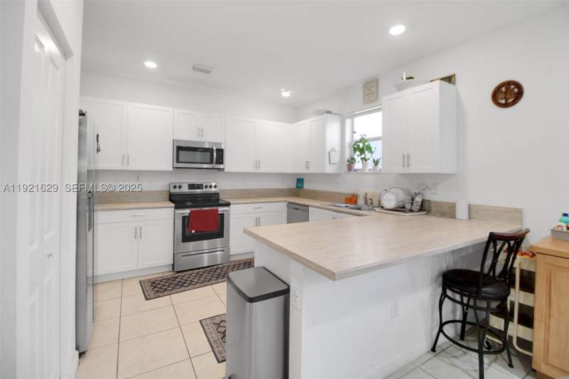 5 bedroom SingleFamilyResidence at 1382 SE 26th Rd, Keys Gate Residential, Homestead — photo 5