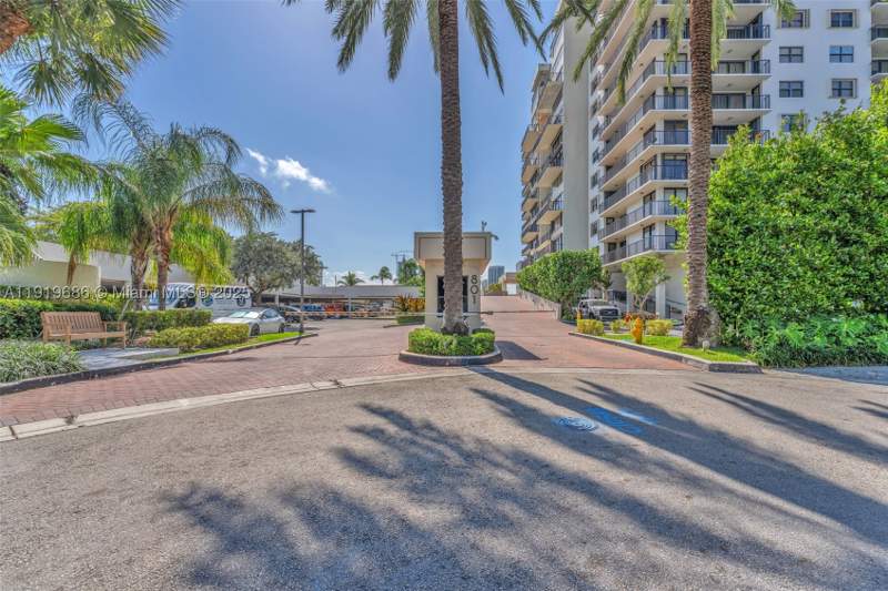 2 bedroom Condominium at 801 N Venetian Dr 208, Venetian Isle Condo, Miami Beach — photo 3