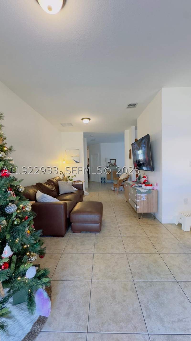 3 bedroom SingleFamilyResidence at 10131 NW 10th St, Fontainebleau West North, Miami — photo 4