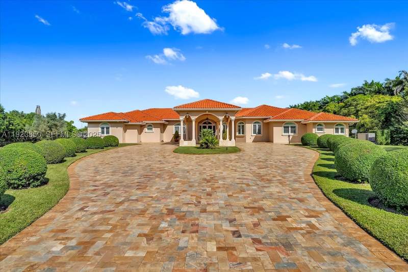 5 bedroom SingleFamilyResidence at 18611 SW 122nd St, NoSubdivionName, Miami — photo 2