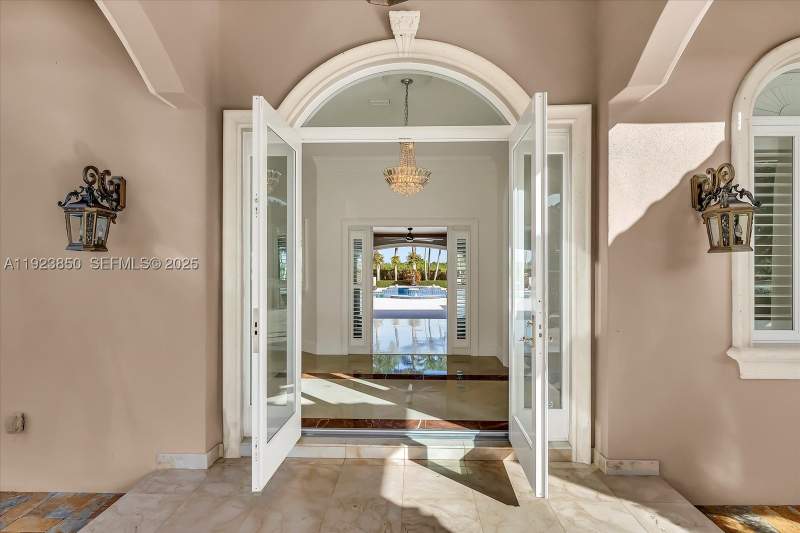 5 bedroom SingleFamilyResidence at 18611 SW 122nd St, NoSubdivionName, Miami — photo 4