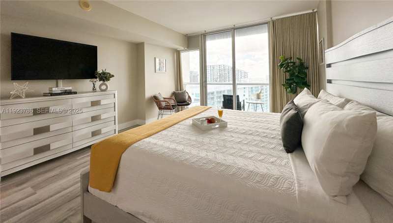 0 bedroom Condominium at 485 Brickell Ave 4405, Icon Brickell Condo No 3, Miami — photo 1