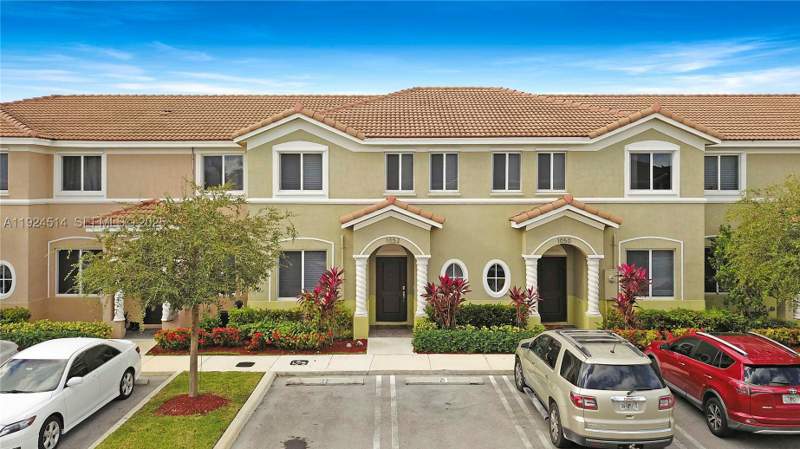 4 bedroom Townhouse at 1052 SE 23rd Ave, Towns At Seascape, Homestead — photo 2