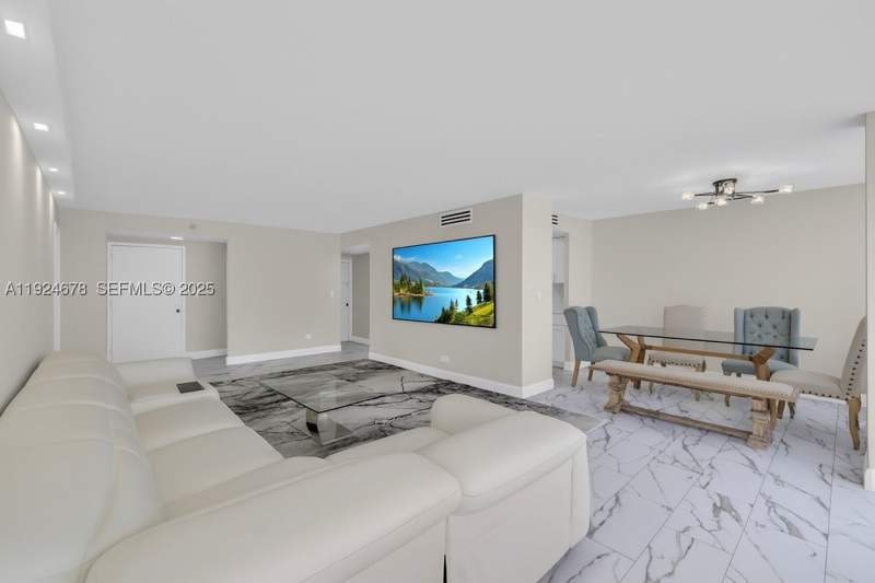 1 bedroom Condominium at 251 174th St 1415, Winston Towers 200, Sunny Isles Beach — photo 2