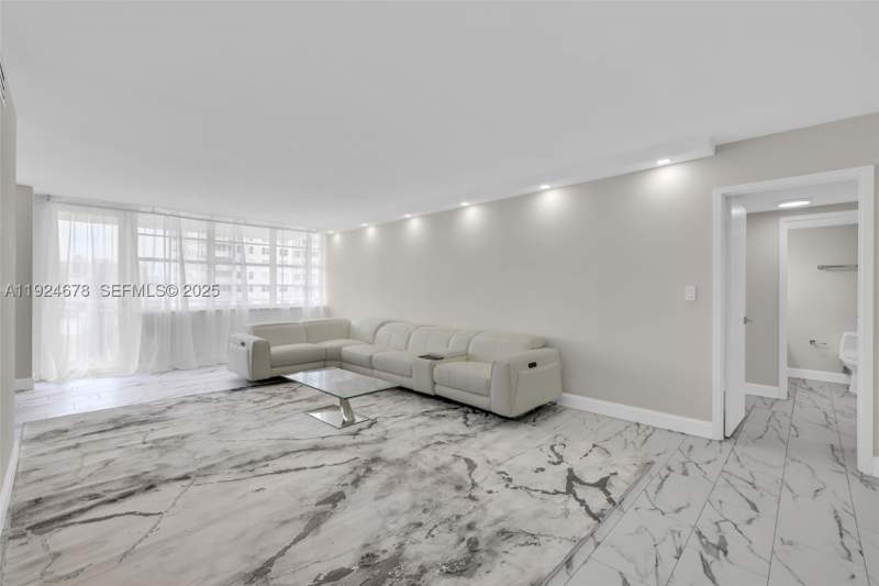 1 bedroom Condominium at 251 174th St 1415, Winston Towers 200, Sunny Isles Beach — photo 3