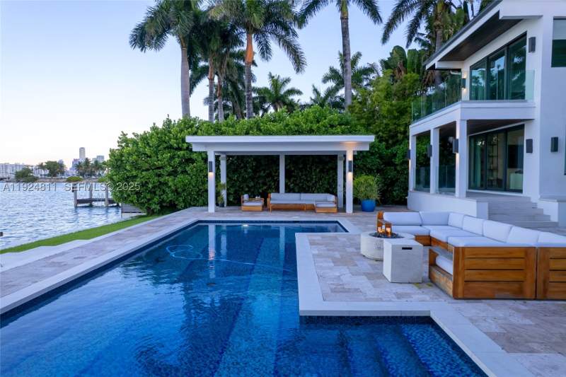 6 bedroom SingleFamilyResidence at 327 E Rivo Alto Dr, Rivo Alto Amd, Miami Beach — photo 2