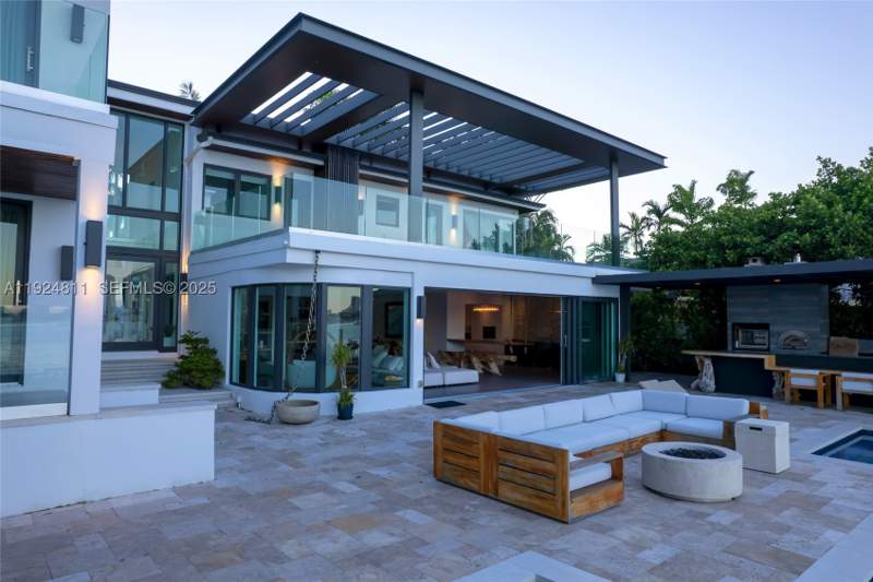 6 bedroom SingleFamilyResidence at 327 E Rivo Alto Dr, Rivo Alto Amd, Miami Beach — photo 3