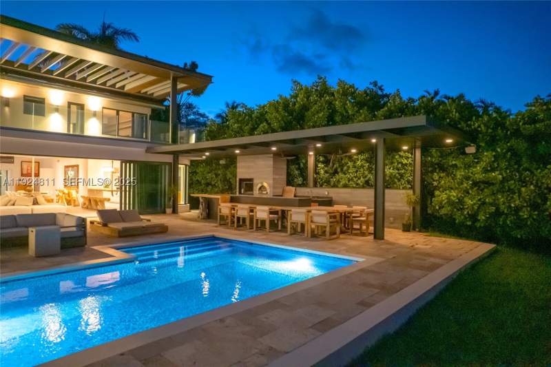 6 bedroom SingleFamilyResidence at 327 E Rivo Alto Dr, Rivo Alto Amd, Miami Beach — photo 5