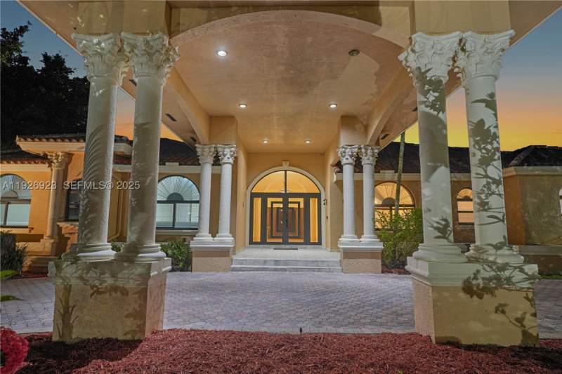 8 bedroom SingleFamilyResidence at 3001 SW 132nd Ave, J G Heads Farms Unit A, Miami — photo 3
