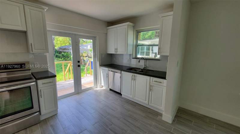 2 bedroom SingleFamilyResidence at 560 NW 53rd St, Railway Shops Addn Amd, Miami — photo 3