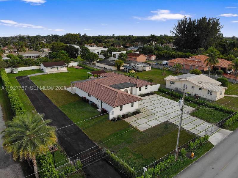 4 bedroom SingleFamilyResidence at 3801 SW 132nd Ave, J G Heads Farms Unit A, Miami — photo 4