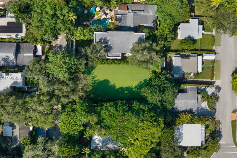 7 bedroom SingleFamilyResidence at 3729 Kumquat Ave, Douglas Circle, Miami — photo 5