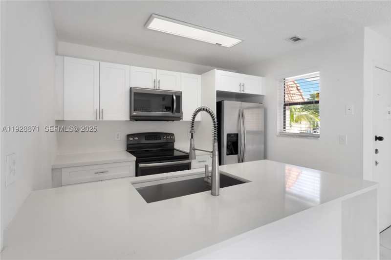3 bedroom Condominium at 6580 W 27th Ct 58-21, Lago Grande Condo Three B, Hialeah — photo 1