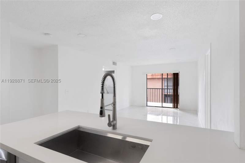 3 bedroom Condominium at 6580 W 27th Ct 58-21, Lago Grande Condo Three B, Hialeah — photo 5