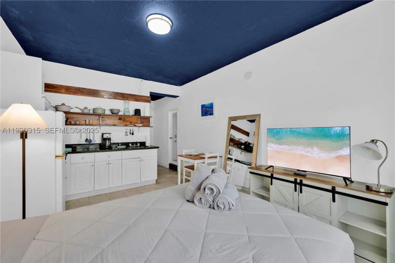 0 bedroom Condominium at 255 W 24th St 302, The Mantell Condo, Miami Beach — photo 4