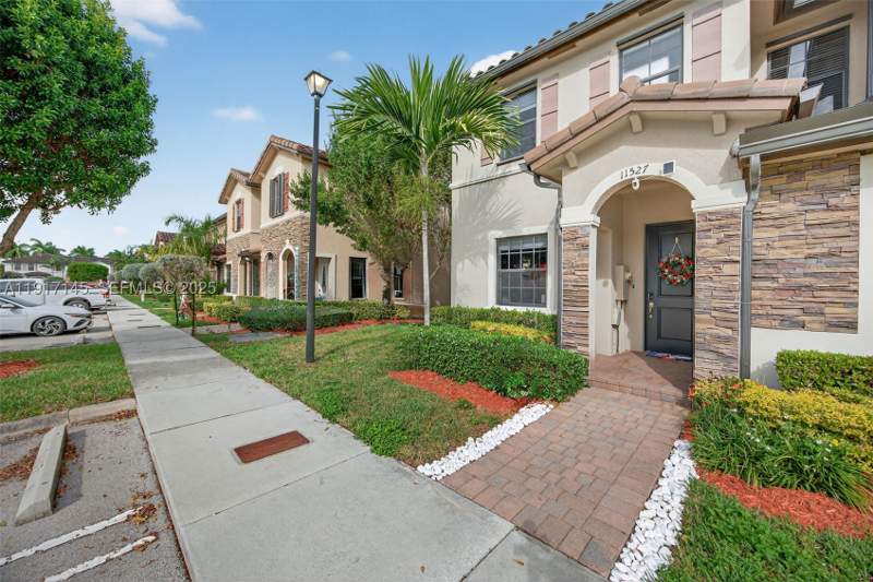 2 bedroom Villa at 11527 SW 248th Ln, Coco Palm Estates, Homestead — photo 3