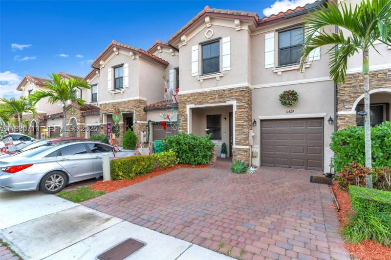 3 bedroom Townhouse at 11424 SW 251st St, Coco Palm Estates, Homestead — photo 2
