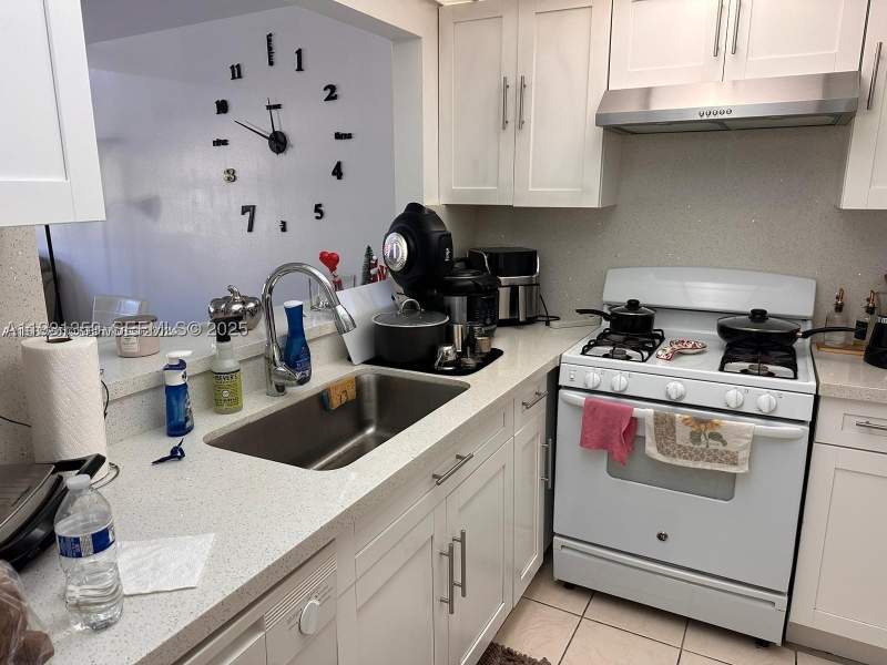 1 bedroom Condominium at 18101 NW 68th Ave C202, Venetian Gardens At Count, Hialeah — photo 2