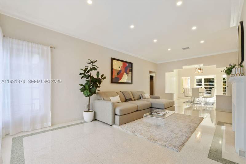 4 bedroom SingleFamilyResidence at 3760 Royal Palm Ave, Orchard Sub 2 & 3, Miami Beach — photo 2