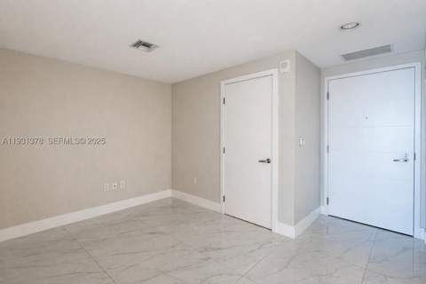 16385 Biscayne Blvd 1102, North Miami Beach FL - photo 17 of 22
