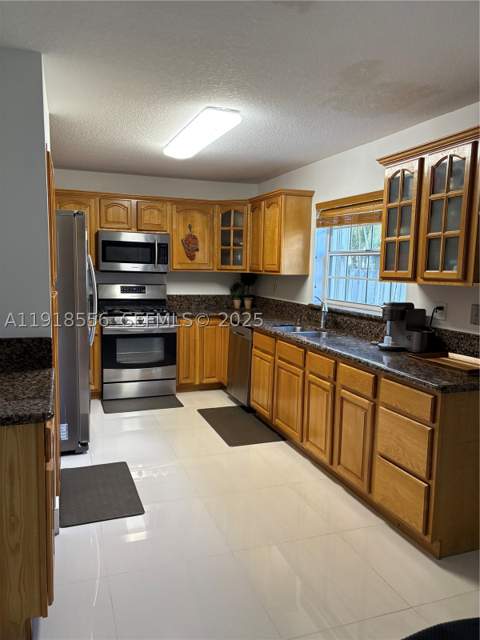 7809 NW 192nd St, Hialeah FL - photo 7 of 20