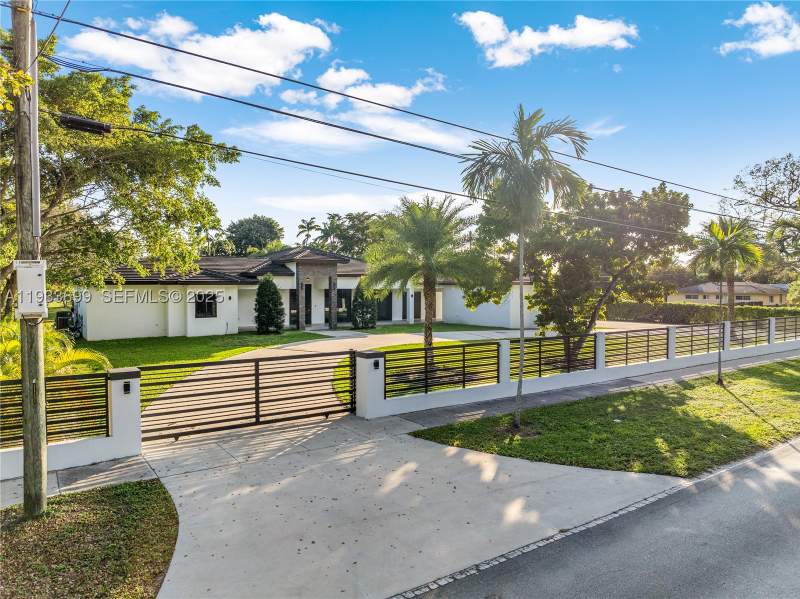 8 bedroom SingleFamilyResidence at 10398 SW 64th St, Miller Drive Estates, Miami — photo 3