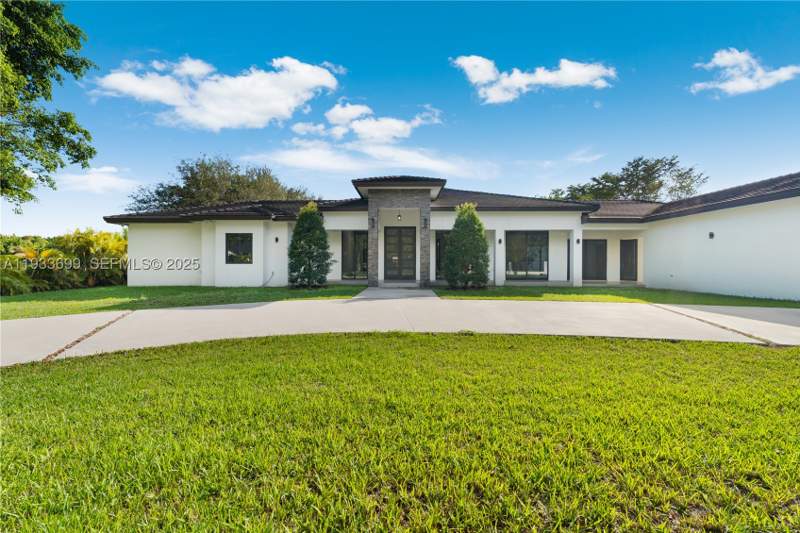 8 bedroom SingleFamilyResidence at 10398 SW 64th St, Miller Drive Estates, Miami — photo 5
