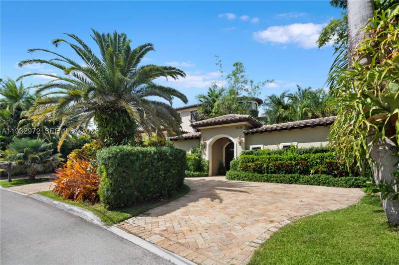 7 bedroom SingleFamilyResidence at 10330 W Broadview Dr, Bay Harbor Island, Bay Harbor Islands — photo 2