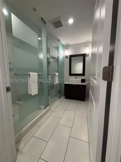 5300 NW 87th Ave 913, Doral FL - photo 8 of 34