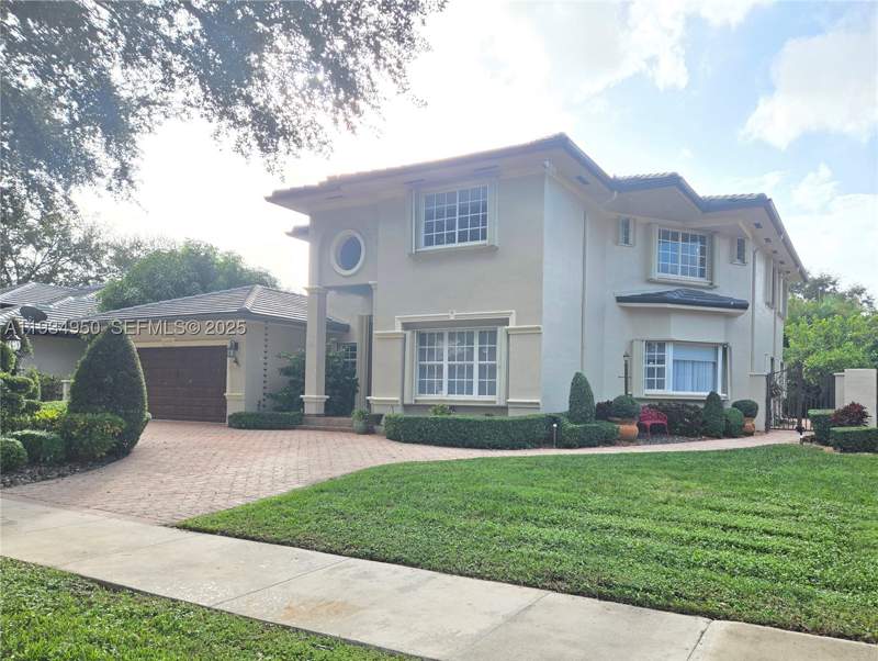 5 bedroom SingleFamilyResidence at 16422 NW 83rd Pl, 5th Addn To Royal Oaks, Miami Lakes — photo 2