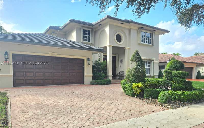 5 bedroom SingleFamilyResidence at 16422 NW 83rd Pl, 5th Addn To Royal Oaks, Miami Lakes — photo 3
