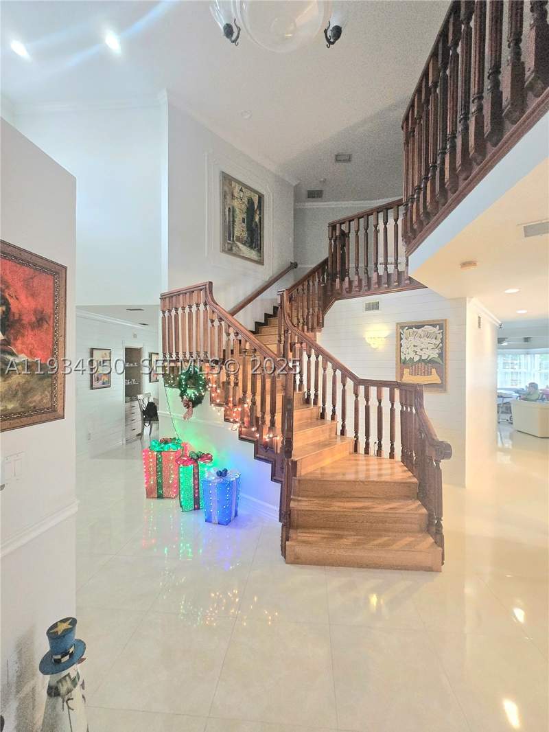 5 bedroom SingleFamilyResidence at 16422 NW 83rd Pl, 5th Addn To Royal Oaks, Miami Lakes — photo 4
