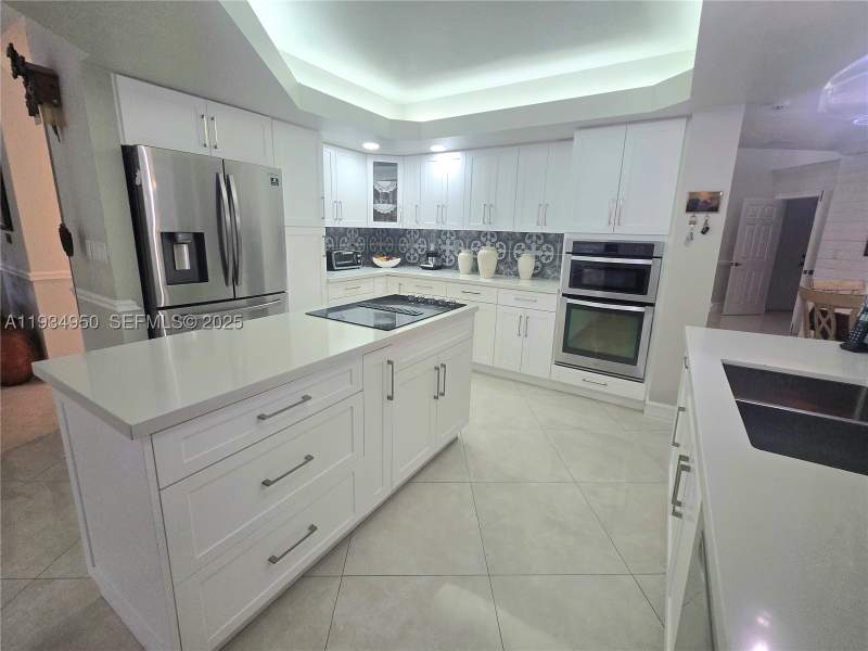 5 bedroom SingleFamilyResidence at 16422 NW 83rd Pl, 5th Addn To Royal Oaks, Miami Lakes — photo 5
