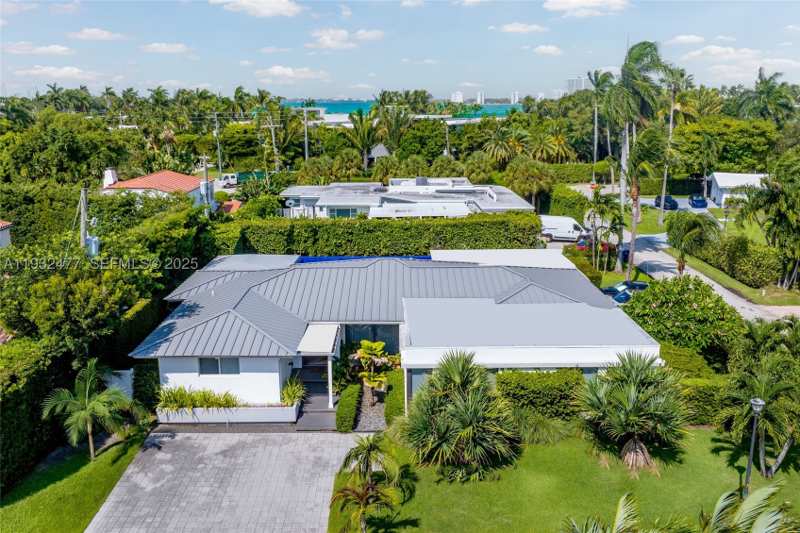 5 bedroom SingleFamilyResidence at 6420 Pinetree Drive Cir, Beach View Addition, Miami Beach — photo 1