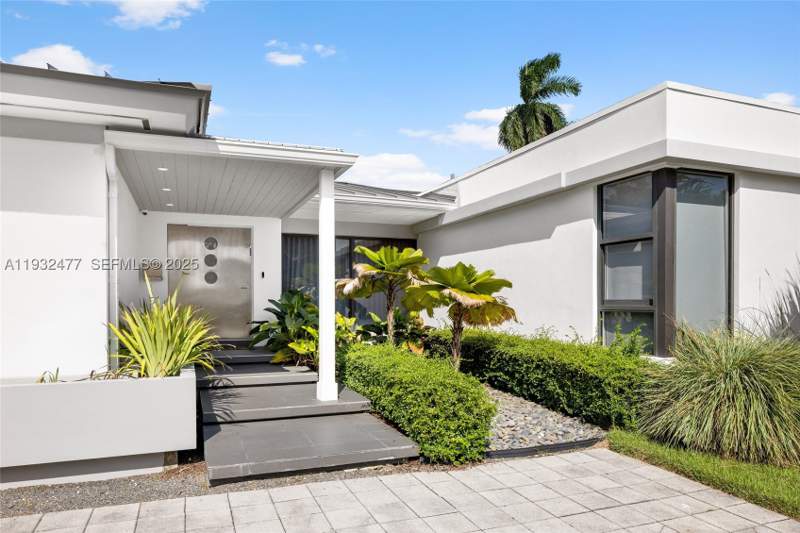 5 bedroom SingleFamilyResidence at 6420 Pinetree Drive Cir, Beach View Addition, Miami Beach — photo 2