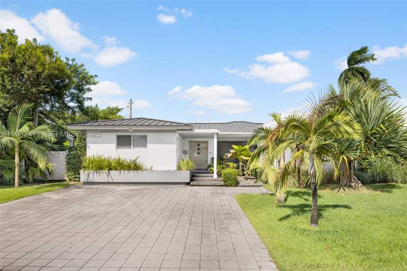 5 bedroom SingleFamilyResidence at 6420 Pinetree Drive Cir, Beach View Addition, Miami Beach — photo 3