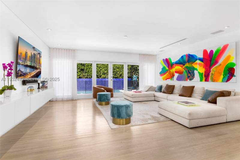 5 bedroom SingleFamilyResidence at 6420 Pinetree Drive Cir, Beach View Addition, Miami Beach — photo 4