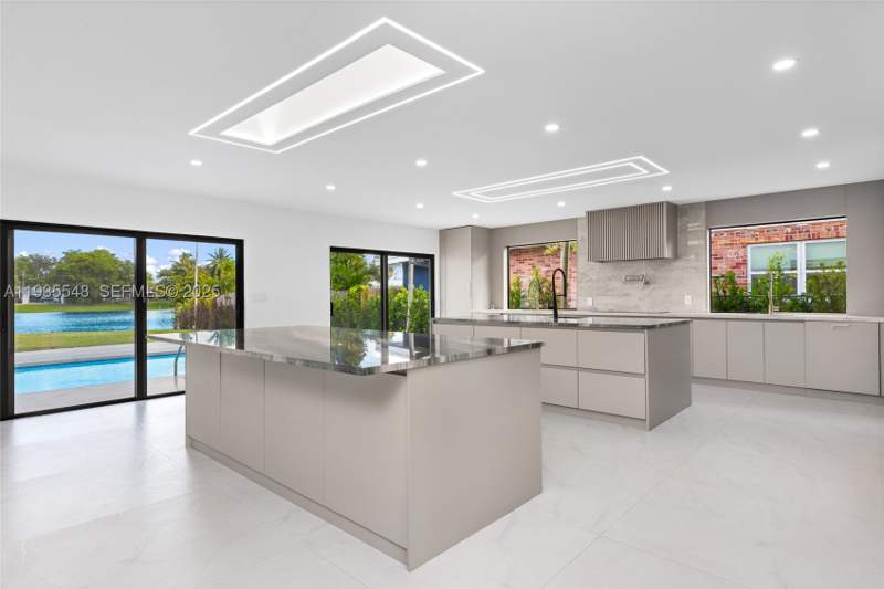 4 bedroom SingleFamilyResidence at 18735 NE 18th Ave, Greyknoll Golf Ests, Miami — photo 2