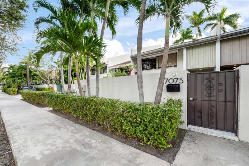 3 bedroom Townhouse at 7075 SW 67th Ave 14, Banyans Of South Miami Co, South Miami — photo 1