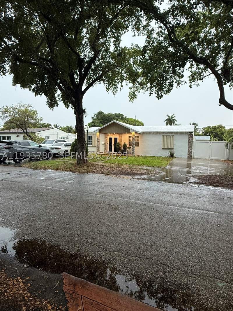 4 bedroom SingleFamilyResidence at 1031 NE 142nd St, Biscayne Highlands, North Miami — photo 2