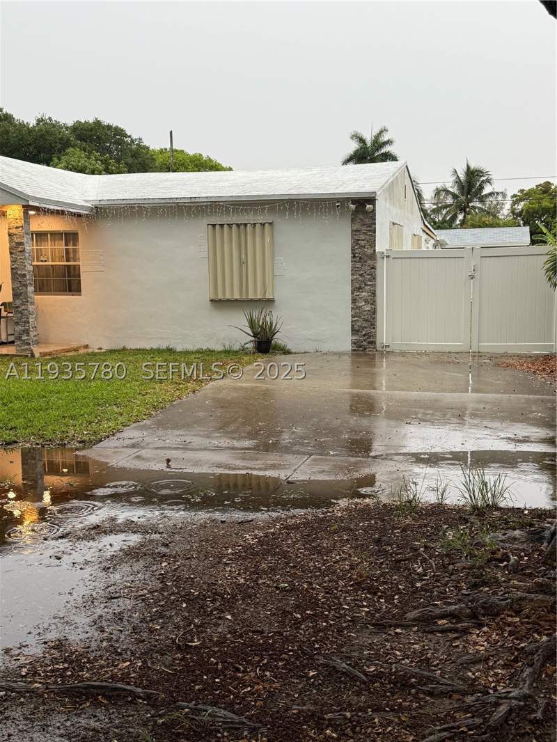 4 bedroom SingleFamilyResidence at 1031 NE 142nd St, Biscayne Highlands, North Miami — photo 3