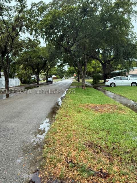 1031 NE 142nd St, North Miami FL - photo 7 of 32