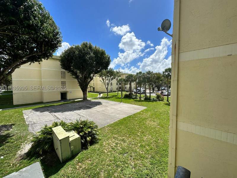2 bedroom Condominium at 1875 W 56th St 301, Cambridge Condo, Hialeah — photo 2