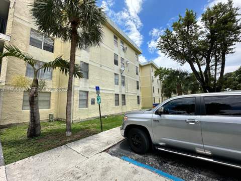1875 W 56th St 301, Hialeah FL - photo 7 of 17