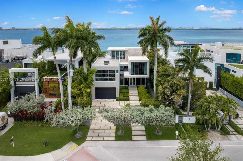5 bedroom SingleFamilyResidence at 1379 N Venetian Way, San Marco, Miami — photo 1