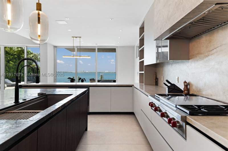 5 bedroom SingleFamilyResidence at 1379 N Venetian Way, San Marco, Miami — photo 4