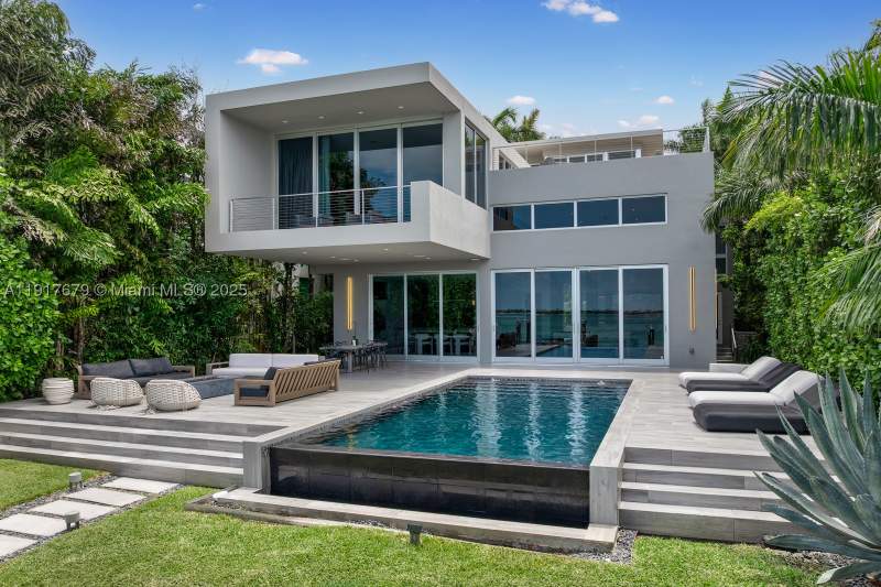 5 bedroom SingleFamilyResidence at 1379 N Venetian Way, San Marco, Miami — photo 5