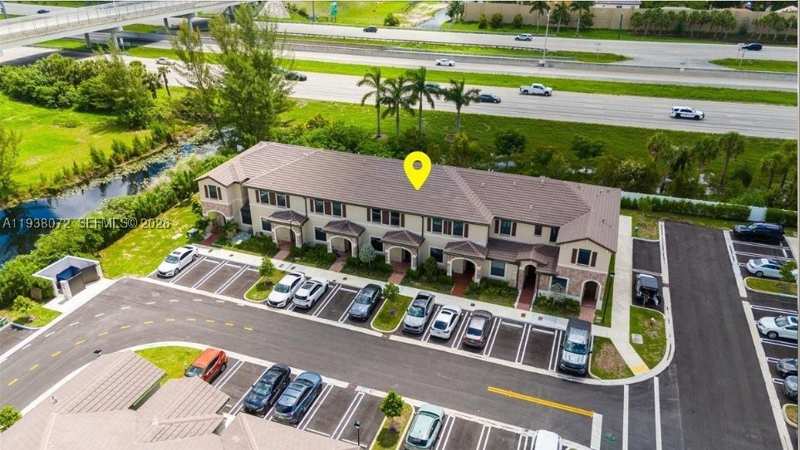 3 bedroom Townhouse at 11431 W 32nd Ln, Aquabella North, Hialeah — photo 1