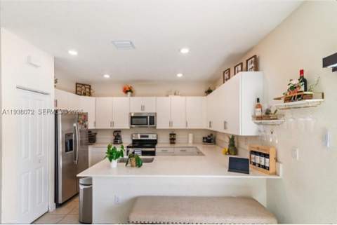 11431 W 32nd Ln, Hialeah FL - photo 10 of 19