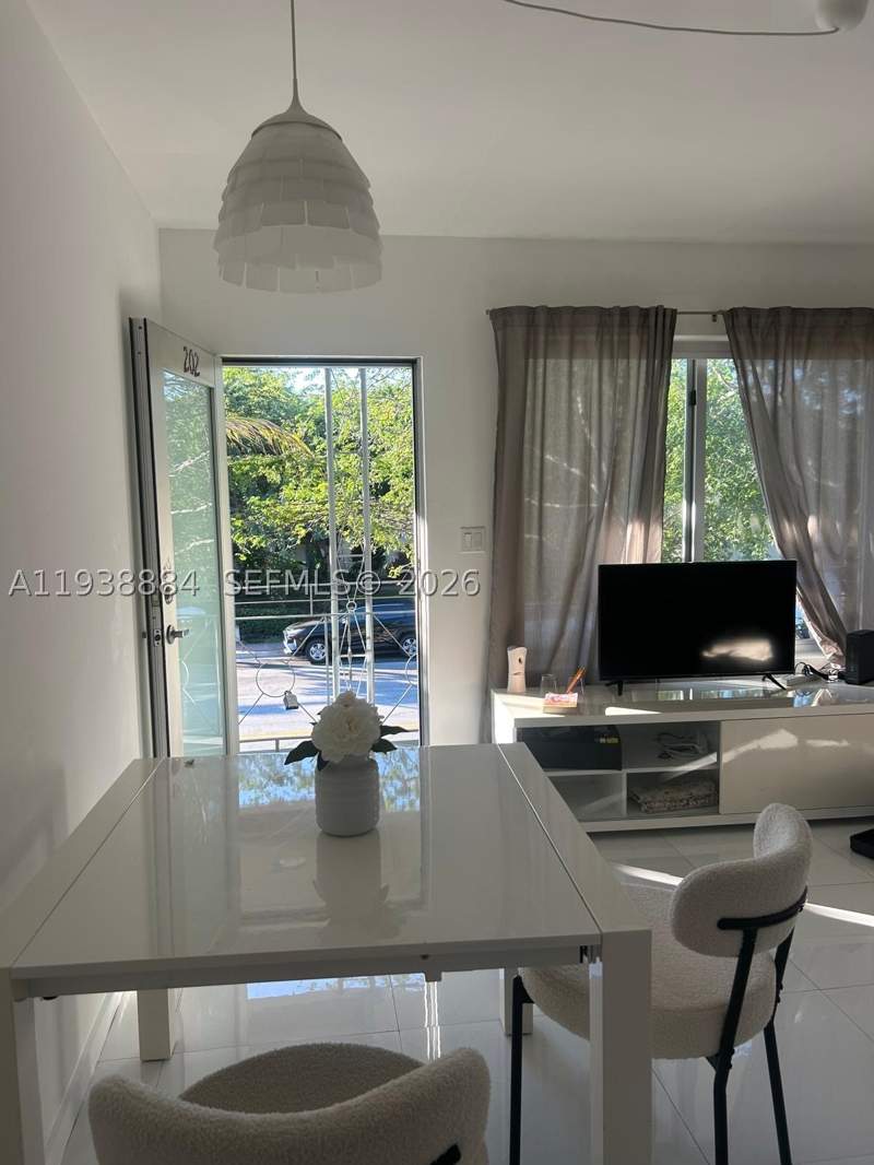 1 bedroom Condominium at 801 15th St 202, Elisa Condo, Miami Beach — photo 2
